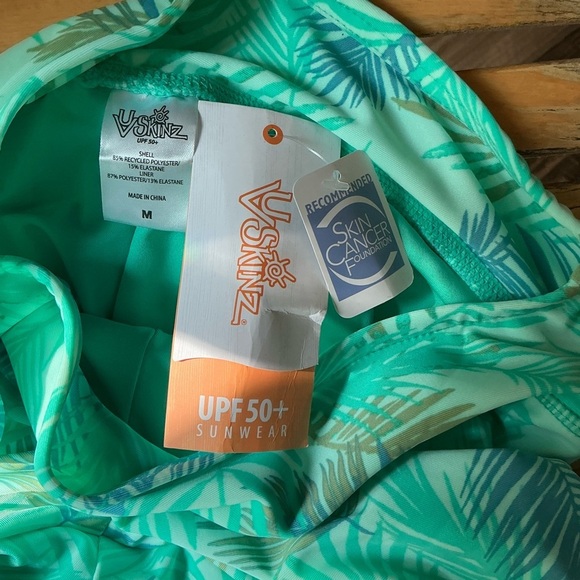 Tropical Leaf Print Sunwear Shorts with UPF 50+ Size Medium - Picture 6 of 7